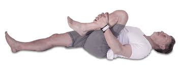 Étirement du muscle fessier au sol couché sur le dos